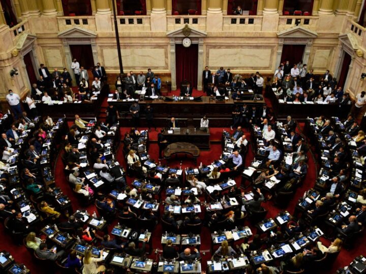 Ingresó al Congreso el DNU que amplía facultades de la SIDE y la oposición negocia votos para rechazarlo