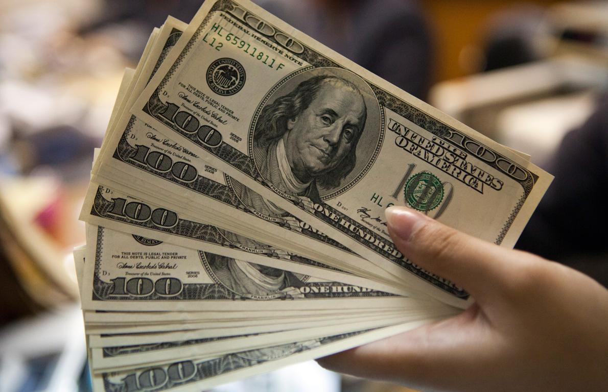 El dólar baja por tercer día consecutivo y se aleja del techo de las bandas cambiarias