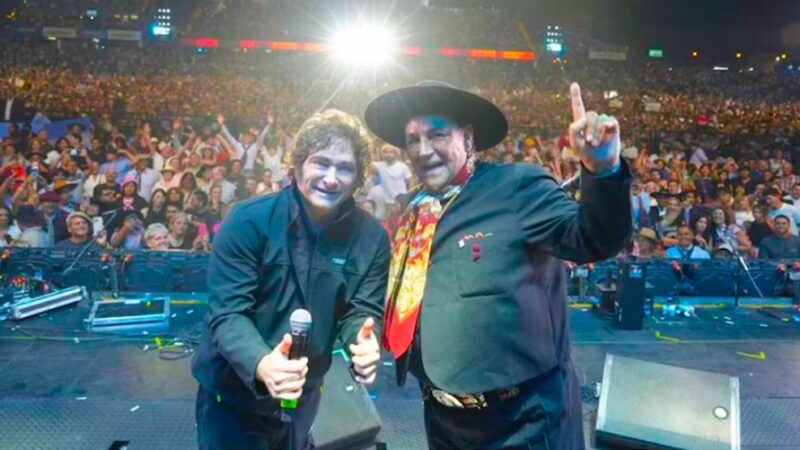 Javier Milei estuvo presente en Jesús María y se sumó al escenario para cantar junto al Chaqueño Palavecino.