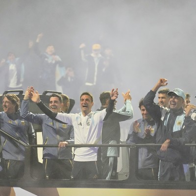 LA SELECCIÓN ARGENTINA VOLVIÓ AL PAÍS Y RECIBIÓ EL CARIÑO DE SU GENTE