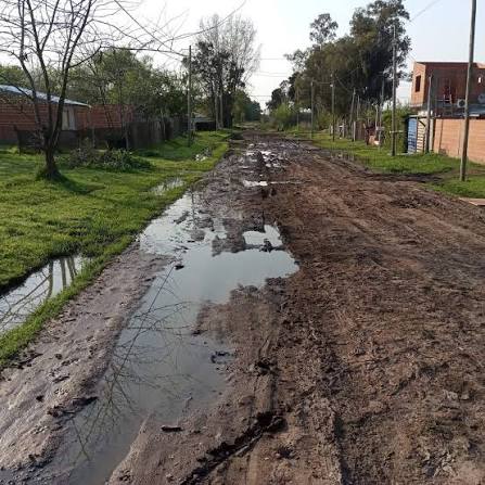VECINOS DE MARIANO ACOSTA Y PONTEVEDRA RECLAMAN POR CALLES DETERIORADAS Y BASURA ACUMULADA
